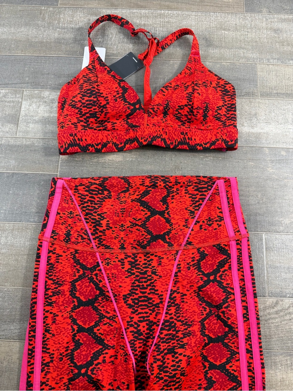 NEW adidas x IVY PARK Heart collection sports bra and matching leggings set - Picture 3 of 12